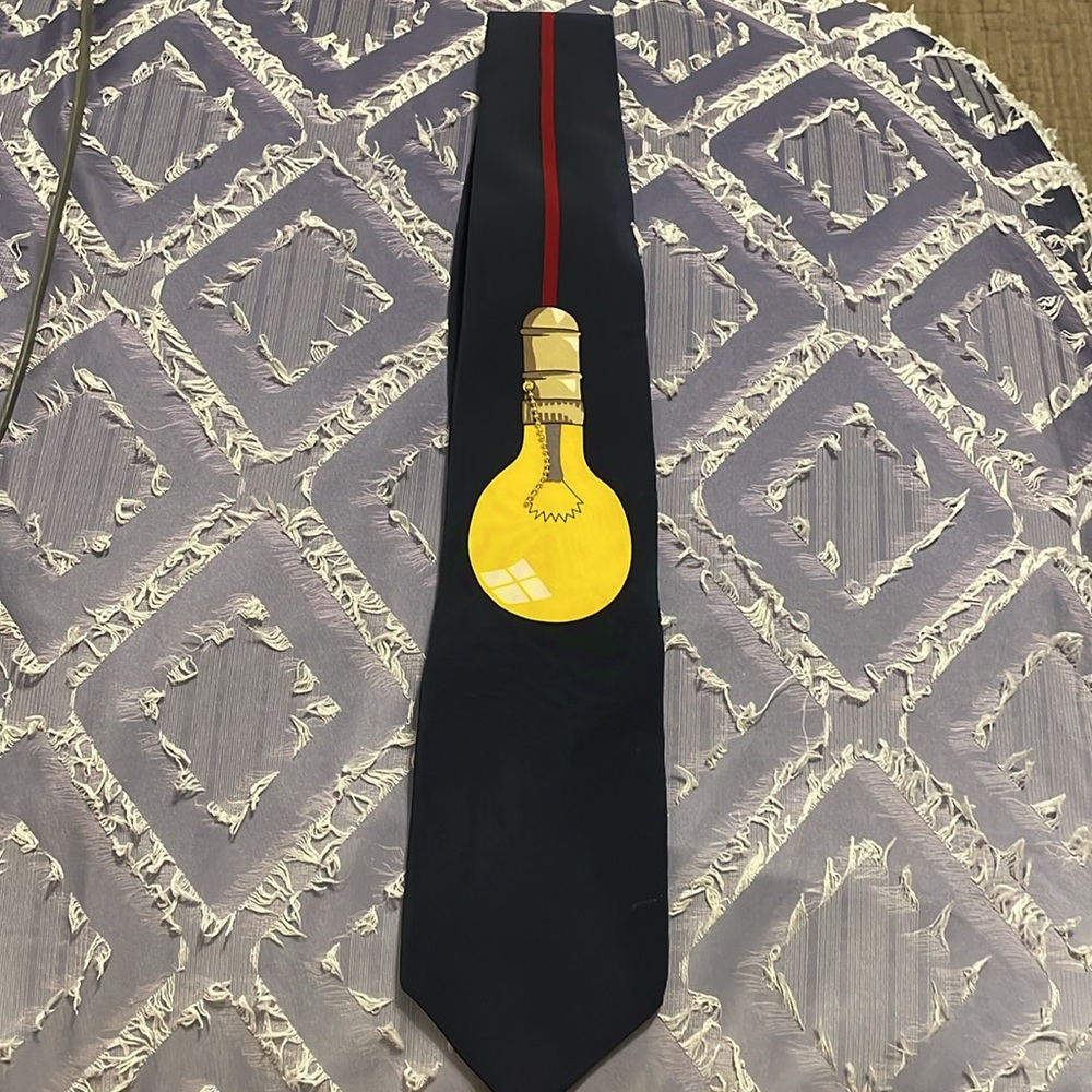 Vicky Davis turned on lightbulb tie silk